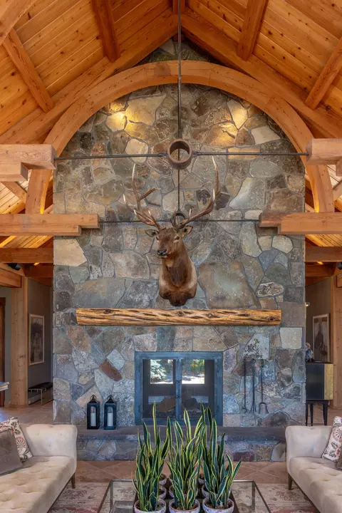 Living - 20450 Arrowhead Dr, Bend, OR 97703 photo 2 of 6
