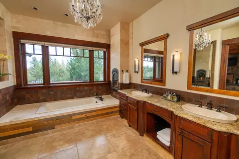 Bath - 20450 Arrowhead Dr, Bend, OR 97703 photo 2 of 9