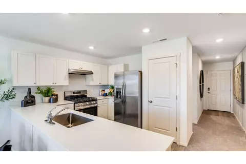 Kitchen - 16627 Grey Pine St, La Pine, OR 97739 photo 3 of 4