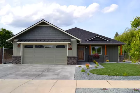 180 SW Quiet Water Ln, Grants Pass, OR 97527