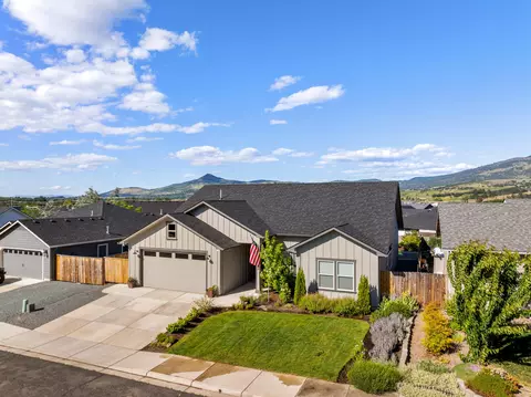 1004 Arana Dr, Phoenix, OR 97535