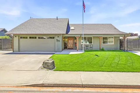2348 Silver Palm Dr, Medford, OR 97504