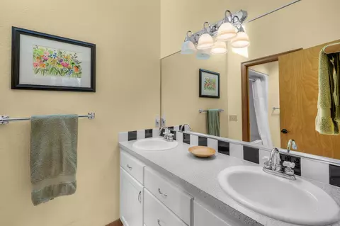 Bath - 60779 Currant Way, Bend, OR 97702 photo 4 of 5
