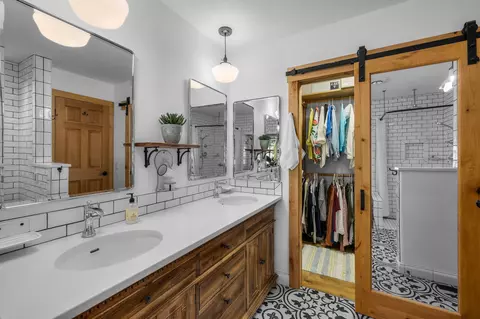 Bath - 60779 Currant Way, Bend, OR 97702 photo 2 of 5