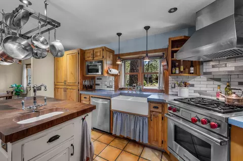 Kitchen - 60779 Currant Way, Bend, OR 97702 photo 2 of 5