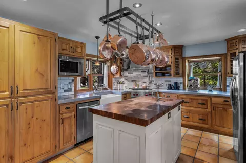 Kitchen - 60779 Currant Way, Bend, OR 97702 photo 3 of 5