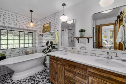 Bath - 60779 Currant Way, Bend, OR 97702 photo 1 of 5