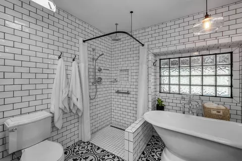 Bath - 60779 Currant Way, Bend, OR 97702 photo 3 of 5