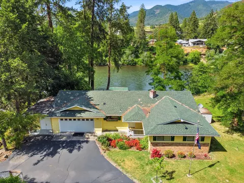 2700 Rogue River Hwy, Grants Pass, OR 97527