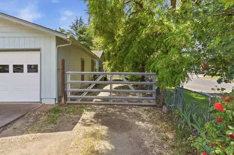 Exterior - 102 Elm St, Phoenix, OR 97535 photo 8 of 10