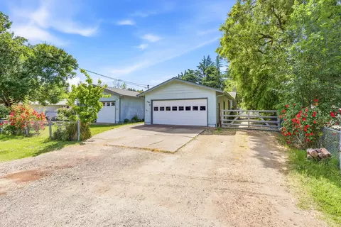 102 Elm St, Phoenix, OR 97535