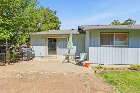 Exterior - 102 Elm St, Phoenix, OR 97535 photo 6 of 10