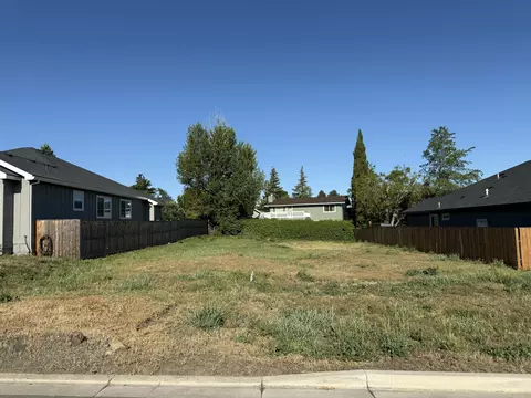 2535 Deschutes Dr, Medford, OR 97504