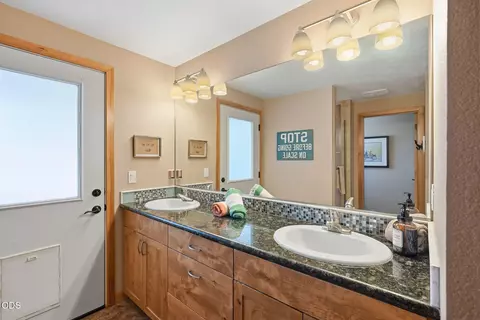 Bath - 22539 Martee Ln, Bend, OR 97701 photo 3 of 4