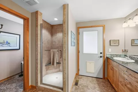 Bath - 22539 Martee Ln, Bend, OR 97701 photo 2 of 4