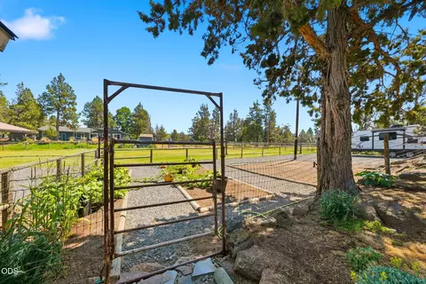Exterior - 22539 Martee Ln, Bend, OR 97701 photo 38 of 86