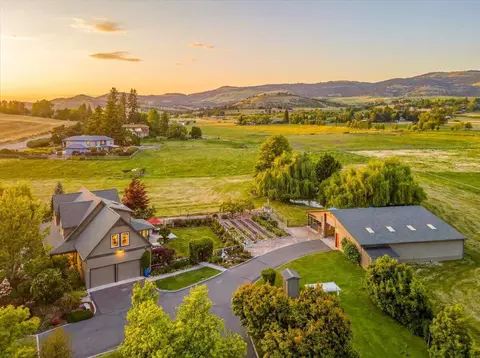 39 E Valley View Rd, Ashland, OR 97520