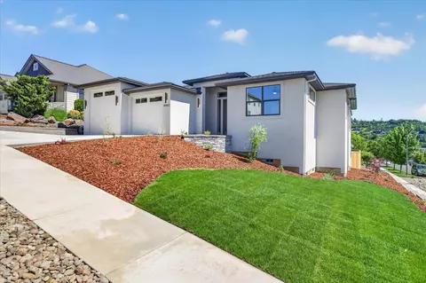 4302 Vista Pointe Dr, Medford, OR 97504
