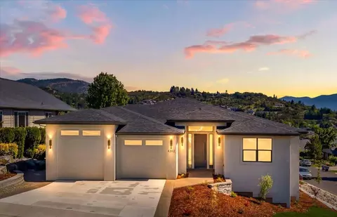 4302 Vista Pointe Dr, Medford, OR 97504