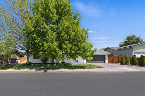 757 NW Maple Ct, Redmond, OR 97756