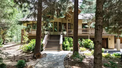 38 Meadow Ln, Shady Cove, OR 97539