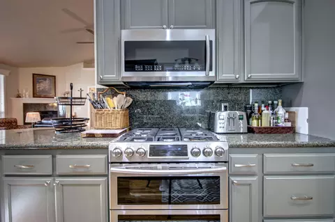 Kitchen - 33 Broken Stone Way, Eagle Point, OR 97524 photo 5 of 5