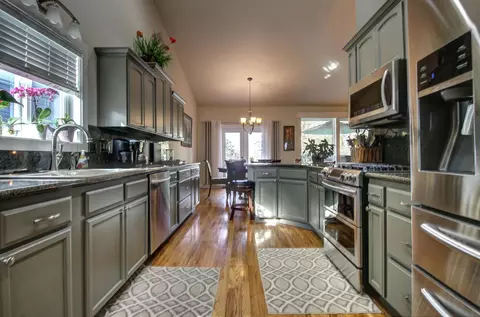 Kitchen - 33 Broken Stone Way, Eagle Point, OR 97524 photo 4 of 5