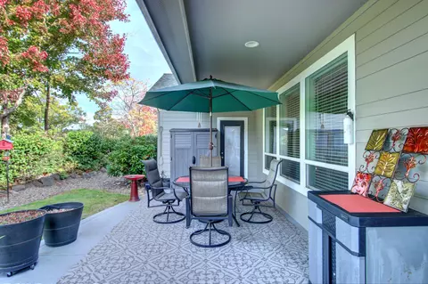 33 Broken Stone Way, Eagle Point, OR 97524