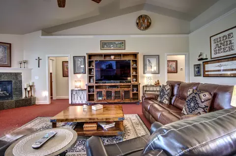Living - 33 Broken Stone Way, Eagle Point, OR 97524 photo 1 of 3