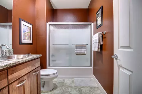 Bath - 33 Broken Stone Way, Eagle Point, OR 97524 photo 1 of 3
