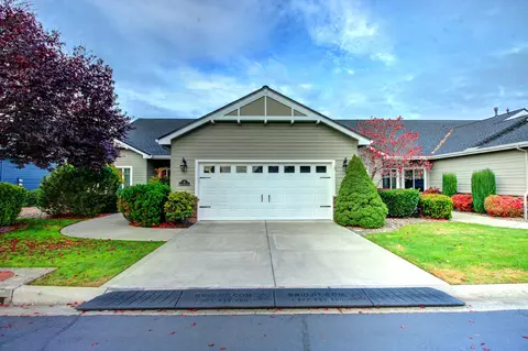 33 Broken Stone Way, Eagle Point, OR 97524