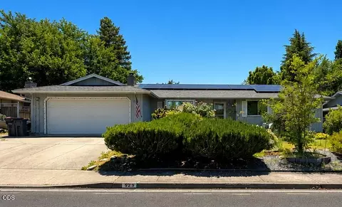 523 Golf View Dr, Medford, OR 97504
