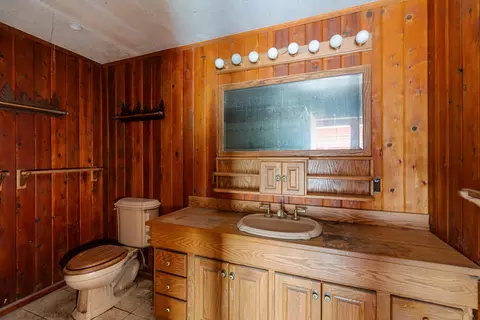 Bath - 25232 Highway 140, Eagle Point, OR 97524 photo 1 of 1