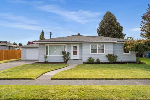 946 SW 13th St, Redmond, OR 97756