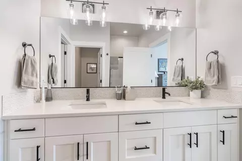 Bath - 3859 NE Oakside Loop, Bend, OR 97701 photo 1 of 3