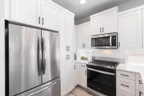 Kitchen - 3859 NE Oakside Loop, Bend, OR 97701 photo 4 of 5