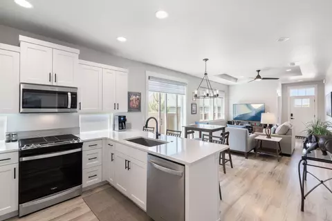 Kitchen - 3859 NE Oakside Loop, Bend, OR 97701 photo 2 of 5