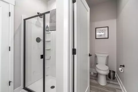 Bath - 3859 NE Oakside Loop, Bend, OR 97701 photo 2 of 3