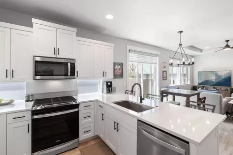 Kitchen - 3859 NE Oakside Loop, Bend, OR 97701 photo 3 of 5
