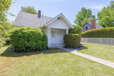 623 SE M St, Grants Pass, OR 97526