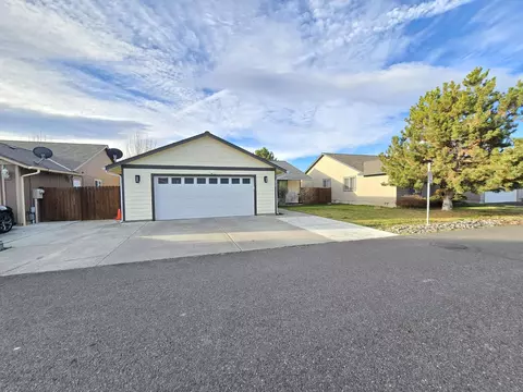 577 SE Sugar Pine Way, Madras, OR 97741