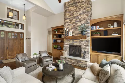 Living - 56155 Sable Rock Loop #277, Bend, OR 97707 photo 2 of 5
