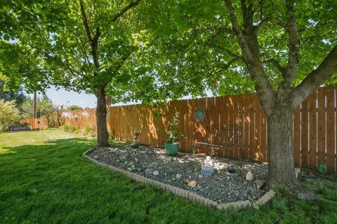 Exterior - 61573 E Lake Dr, Bend, OR 97702 photo 20 of 23
