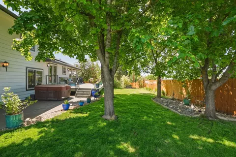 Exterior - 61573 E Lake Dr, Bend, OR 97702 photo 19 of 23