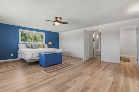 Bedroom - 61573 E Lake Dr, Bend, OR 97702 photo 4 of 5