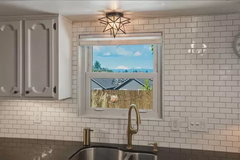 Kitchen - 61573 E Lake Dr, Bend, OR 97702 photo 4 of 6