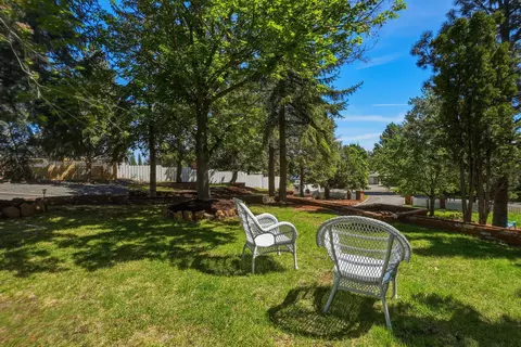 Exterior - 61573 E Lake Dr, Bend, OR 97702 photo 4 of 23