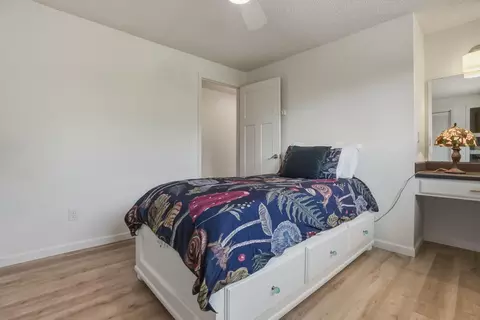 Bedroom - 61573 E Lake Dr, Bend, OR 97702 photo 3 of 5