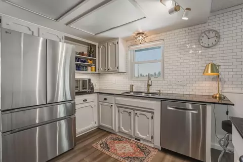 Kitchen - 61573 E Lake Dr, Bend, OR 97702 photo 3 of 6