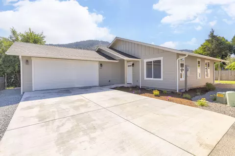 1037 SE Briannas Way, Grants Pass, OR 97527